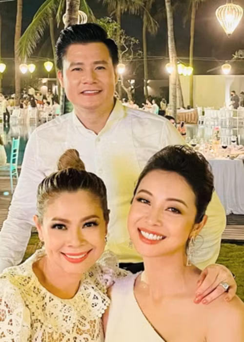 Vài năm trở lại đây, Jennifer Phạm và Quang Dũng không ngại chạm mặt tại các sự kiện, thậm chí thoải mái trò chuyện.