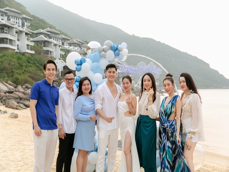 "Bác Lâm Bảo Châu và mọi người cứ luôn dặn: "Chị sợ làm gì cầu kì lắm nên phải hết sức cẩn thận tạo nên một sinh nhật thực sự ý nghĩa, bất ngờ cho chị Quyên", người bạn của Lệ Quyên cho hay.