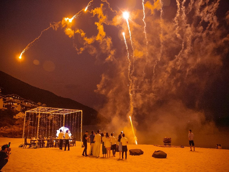 Màn bắn pháo hoa cũng được chuẩn bị đầy bất ngờ cho Lệ Quyên.