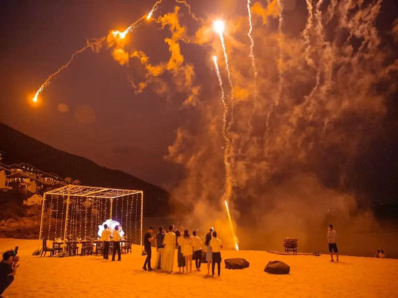 Màn bắn pháo hoa cũng được chuẩn bị đầy bất ngờ cho Lệ Quyên.