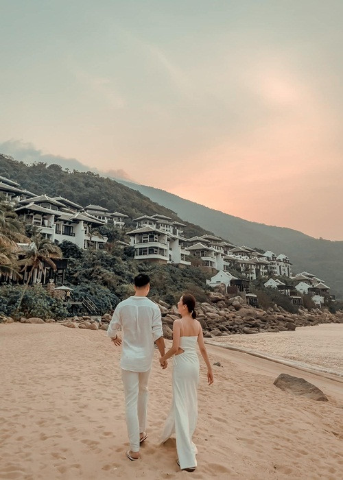 Khoe ảnh ngọt ngào bên Lệ Quyên, Lâm Bảo Châu gửi lời chúc mừng sinh nhật đến chị đẹp: "Chúc mừng sinh nhật cô bạn. Hoàng hôn những khoảnh khắc đi đến tận cùng".