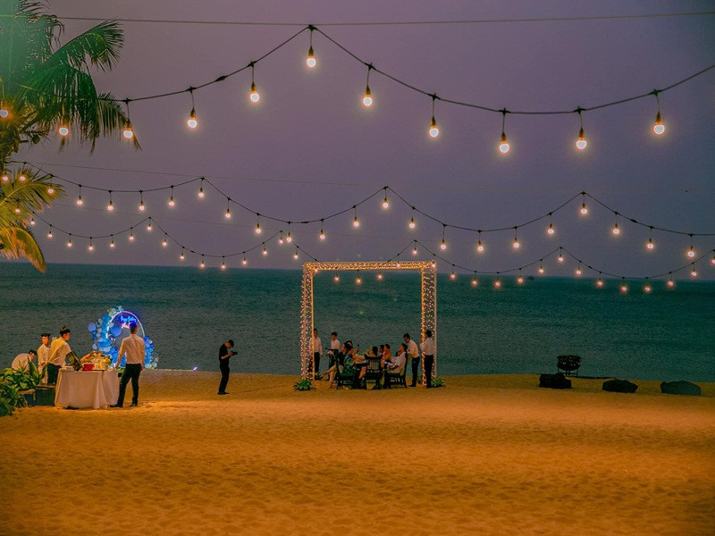 Bạn bè của Lệ Quyên đều âm thầm mua vé đến lệch giờ với nữ ca sĩ để xuất hiện bất ngờ.