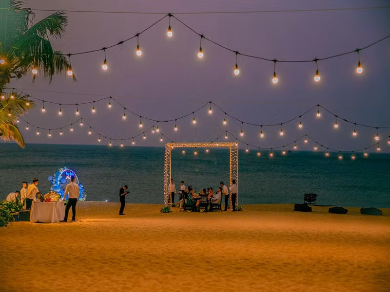 Bạn bè của Lệ Quyên đều âm thầm mua vé đến lệch giờ với nữ ca sĩ để xuất hiện bất ngờ.