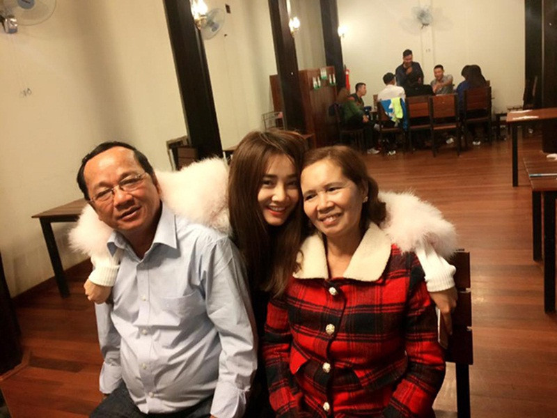 Không chỉ Nhã Phương, cuộc sống của gia đình cô cũng ổn định hơn. Theo Saostar, bố của Nhã Phương là hiệu trưởng trường cấp 1, mẹ cô ở nhà làm nội trợ và mở cửa hàng bán nông sản.