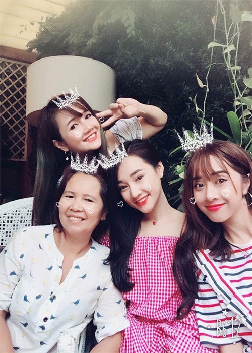 Các chị gái, em gái của Nhã Phương đều thành đạt. Theo Ngôi sao, chị gái Bích Trâm - chị cả của Nhã Phương điều hành công ty của gia đình. Bảo Yến - chị kế của Nhã Phương làm chủ một tiệm nail ở Mỹ. Phương Anh - em gái Nhã Phương kinh doanh mỹ phẩm.