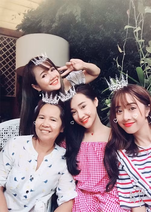 Các chị gái, em gái của Nhã Phương đều thành đạt. Theo Ngôi sao, chị gái Bích Trâm - chị cả của Nhã Phương điều hành công ty của gia đình. Bảo Yến - chị kế của Nhã Phương làm chủ một tiệm nail ở Mỹ. Phương Anh - em gái Nhã Phương kinh doanh mỹ phẩm.