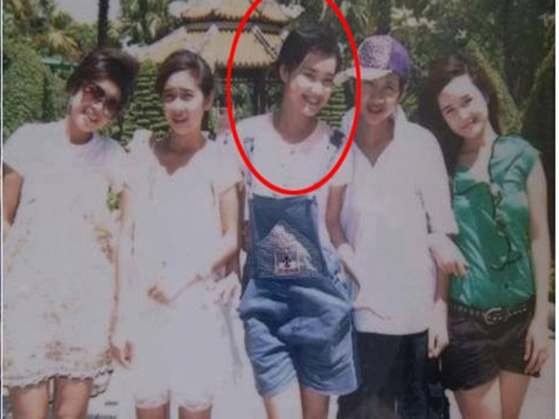 Ngày Nhã Phương chưa chào đời, bố mẹ của cô mới ở quê lên Đắk Lắk để khởi nghiệp. Bố của cô đi dạy cho các em nhỏ trong vùng, mẹ của Nhã Phương ngày ngày dắt 2 chị của cô đi ra rạp chiếu phim buổi tối ngoài trời để bán hàng rong. Ảnh: Yan