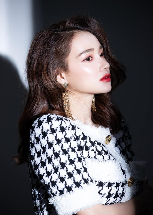 Nhã Phương từng bị một số khán giả cho rằng giả nghèo giả khổ. Đối mặt với ý kiến trái chiều, Nhã Phương cho biết, đó chỉ là thời thơ ấu của cô mà thôi.