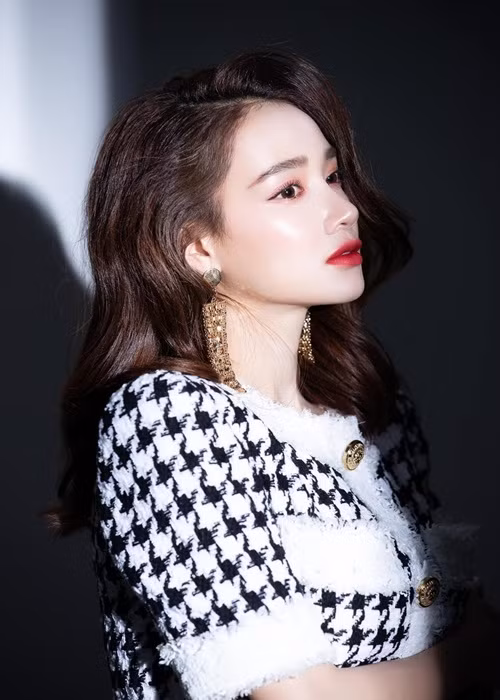 Nhã Phương từng bị một số khán giả cho rằng giả nghèo giả khổ. Đối mặt với ý kiến trái chiều, Nhã Phương cho biết, đó chỉ là thời thơ ấu của cô mà thôi.