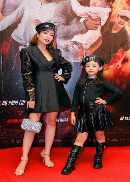 Theo Thế giới điện ảnh, bé Bảo Thi sinh năm 2014 trong một gia đình không ai theo đuổi nghệ thuật nhưng cô nhóc sớm bộc lộ năng khiếu nghệ thuật như catwalk, hát, đàn piano.