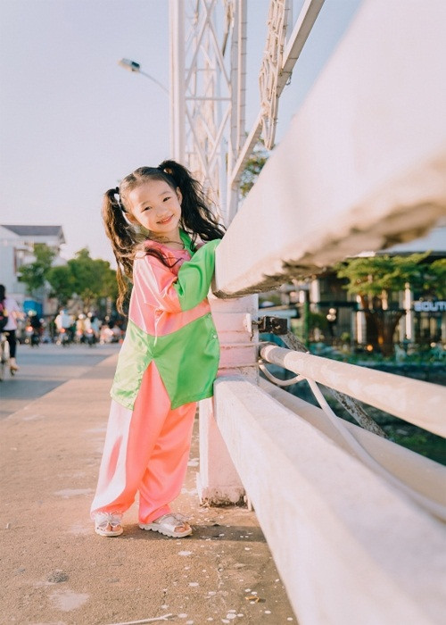 Trong mắt chị Trinh, bé Bảo Thi hay cười, ham học hỏi, năng động và rất yêu thương mọi người. Ảnh: Thế giới điện ảnh