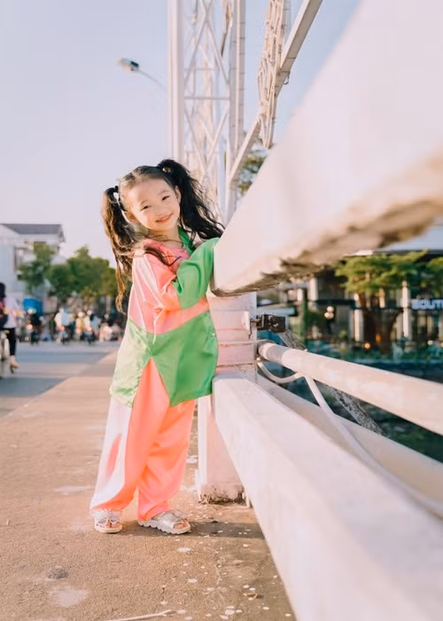 Trong mắt chị Trinh, bé Bảo Thi hay cười, ham học hỏi, năng động và rất yêu thương mọi người. Ảnh: Thế giới điện ảnh