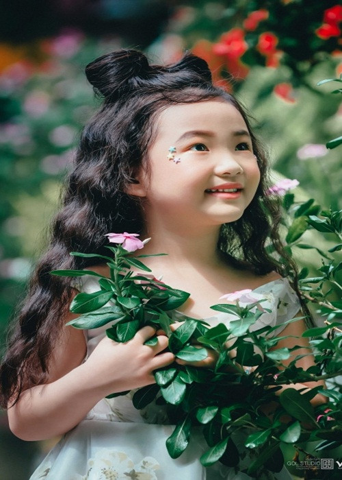 Mẹ của bé Bảo Thi còn giúp bé sử dụng tiền cát-sê đúng mục đích, để bé luôn cố gắng và trân trọng với thành quả lao động của mình. Ảnh: Thế giới điện ảnh