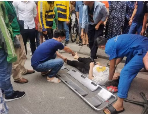 Ban tai tong lien tiep 5 oto va xe may khien nhieu nguoi gap nan-Hinh-3