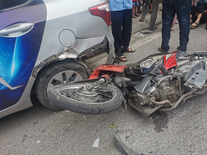 Ban tai tong lien tiep 5 oto va xe may khien nhieu nguoi gap nan-Hinh-2