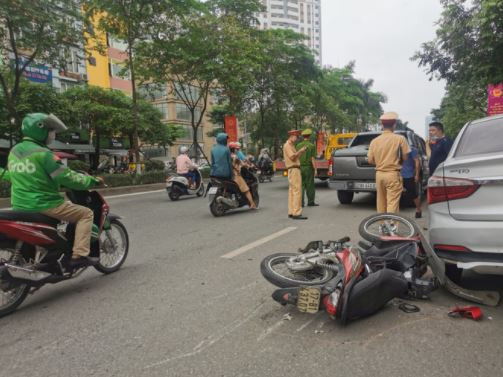 Ban tai tong lien tiep 5 oto va xe may khien nhieu nguoi gap nan-Hinh-4