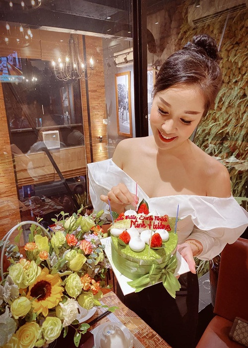 Minh Hương gần như không mắc lỗi trang phục khi lên sóng lẫn đời thường.