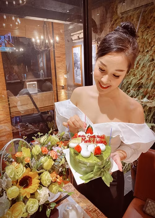 Minh Hương gần như không mắc lỗi trang phục khi lên sóng lẫn đời thường.