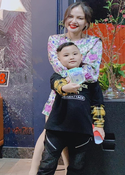 Vào đầu tháng 4/2021, Lam Trang vướng nghi vấn mang bầu lần 2 sau khi than thở "ngồi thở cũng mệt" hay nửa đêm thèm ăn đủ món.