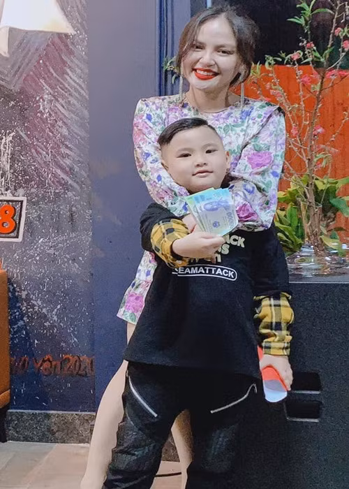 Vào đầu tháng 4/2021, Lam Trang vướng nghi vấn mang bầu lần 2 sau khi than thở "ngồi thở cũng mệt" hay nửa đêm thèm ăn đủ món.