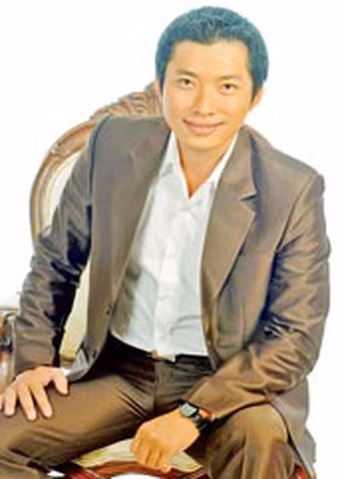 Theo Sài Gòn giải phóng online, Kinh Quốc tham gia khóa diễn xuất điện ảnh đầu tiên ở CLB Điện ảnh rạp Tân Sơn Nhất được mở ra vào năm 1994. Anh cho biết, bản thân thích mày mò đọc sách, báo để nghiên cứu nghệ thuật diễn xuất. Ảnh: Sài Gòn giải phóng online