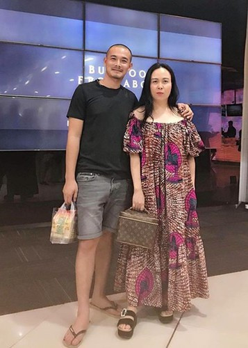 Dính như sam nhưng trong thời gian qua, Quách Ngọc Ngoan và Phượng Chanel không sánh đôi trong các sự kiện hay đăng ảnh bên nhau trên trang cá nhân. Đáng chú ý, nữ doanh nhân lập trang cá nhân riêng thay vì tiếp tục sử dụng chung tài khoản với bạn trai.