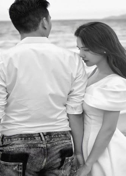 Nữ diễn viên đăng tải hình ảnh tình tứ bên ông xã kỷ niệm 6 tháng kết hôn. Kèm theo đó, Phanh Lee viết: "Cứ dịu dàng tựa vào vai của anh. Cho anh ru em mơ vào bình yên".