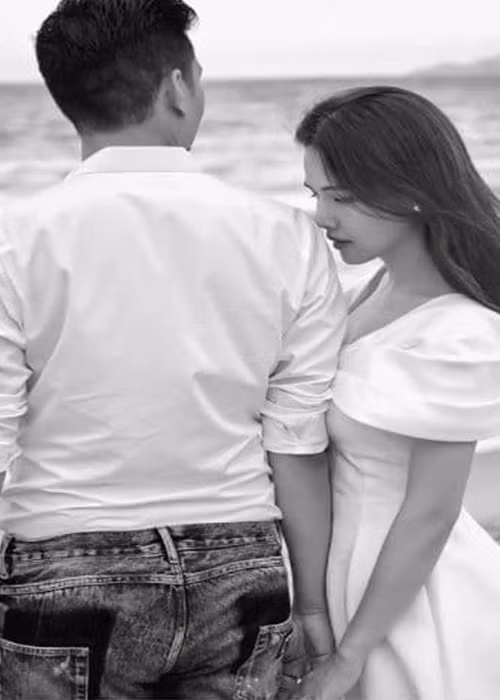 Nữ diễn viên đăng tải hình ảnh tình tứ bên ông xã kỷ niệm 6 tháng kết hôn. Kèm theo đó, Phanh Lee viết: "Cứ dịu dàng tựa vào vai của anh. Cho anh ru em mơ vào bình yên".