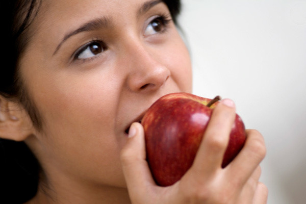 Vỏ táo có chứa quercetin, chất chống oxy hóa có tác dụng kỳ diệu đối với tim và não của bạn. Vỏ cam có các hợp chất flavon, giảm cholesterol và bảo vệ tim mạch.