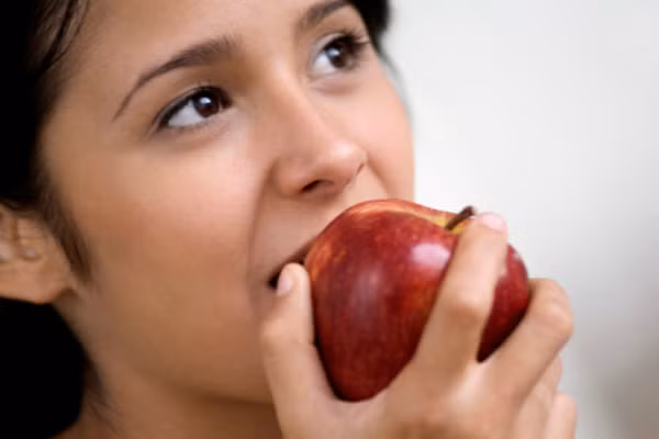 Vỏ táo có chứa quercetin, chất chống oxy hóa có tác dụng kỳ diệu đối với tim và não của bạn. Vỏ cam có các hợp chất flavon, giảm cholesterol và bảo vệ tim mạch.