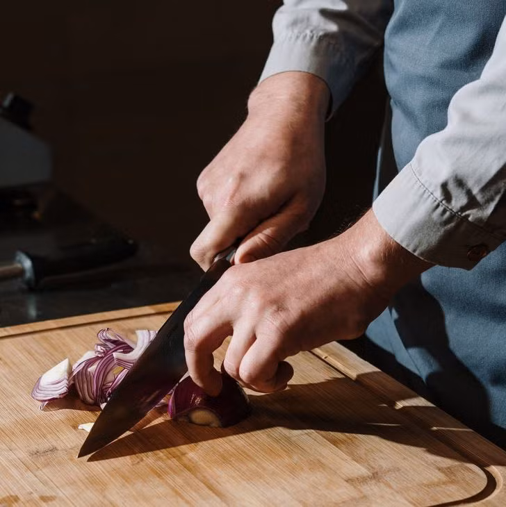 Việc đập, băm nhỏ hành tây và tỏi sẽ giải phóng alliinase, loại enzyme tạo ra chất dinh dưỡng gọi là allicin. Khi ăn, allicin giúp hình thành các hợp chất khác bảo vệ chúng ta chống lại bệnh tật. Ngoài ra, cả hành và tỏi đều chứa lưu huỳnh, kết hợp tốt với các loại thực phẩm giàu sắt và kẽm, như gà tây, thịt bò và gan.