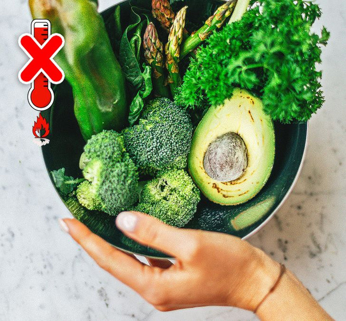 Bạn nên ăn sống các loại rau màu xanh vì chúng chứa các chất dinh dưỡng hòa tan trong nước, rất nhạy cảm với nhiệt. Nhiệt độ cao làm hỏng vitamin B1, B5, B9 và C. Vì vậy, bạn sẽ nhận được nhiều chất dinh dưỡng hơn khi ăn rau chưa qua chế biến. Ví dụ, rau chân vịt sống có lượng vitamin C gấp 3 lần so với khi nấu chín. Nếu bạn không thể ăn rau sống, có thể nấu ở nhiệt độ thấp, không dùng quá nhiều nước.