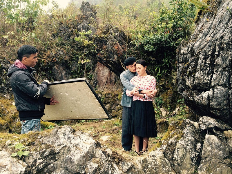 Phương Oanh bắt đầu gây sự chú ý khi đóng chính phim truyền hình "Ngược chiều nước mắt" và "Lặng yên dưới vực sâu" lên sóng năm 2017.