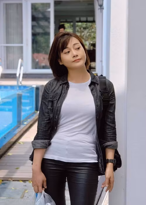 Trên Vietnamnet, Phương Oanh cho biết, có thể một bộ phận khán giả chê bai vì họ chưa quen với tạo hình và cách thể hiện của cô. Nữ diễn viên còn chia sẻ, cô buồn vì khán giả phán xét nhân vật của cô quá vội vàng.