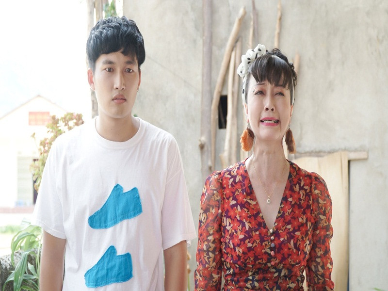 “Đọc các bình luận trên mạng xã hội thấy nhiều khán giả chửi tôi xối xả khiến tôi ngơ ngác lắm”, nữ nghệ sĩ chia sẻ trên Tổ quốc về việc bị khán giả ghét lây.