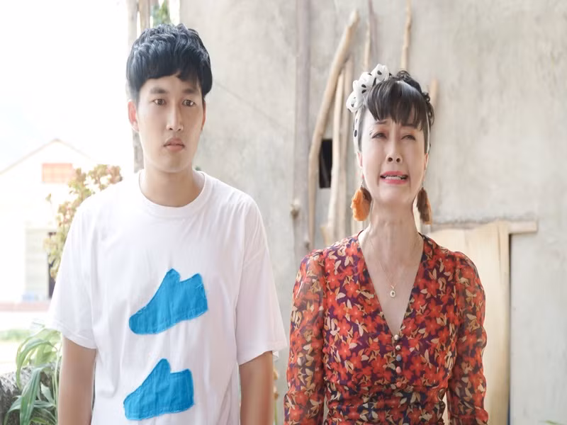 “Đọc các bình luận trên mạng xã hội thấy nhiều khán giả chửi tôi xối xả khiến tôi ngơ ngác lắm”, nữ nghệ sĩ chia sẻ trên Tổ quốc về việc bị khán giả ghét lây.