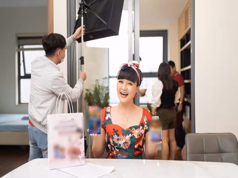 Dường như sau vai Diễm Loan, Vân Dung được nhiều nhãn hàng yêu thích hơn. Trong thời gian qua, trên fanpage gần 900 nghìn tài khoản theo dõi, nữ nghệ sĩ từng đăng tải không ít dự án quảng cáo.