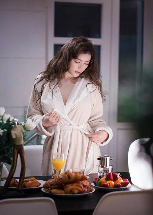 Cô có cuộc sống sang chảnh mà nhiều người mơ ước như ở biệt thự 50 tỷ, đi siêu xe 40 tỷ, sử dụng du thuyền 100 tỷ.