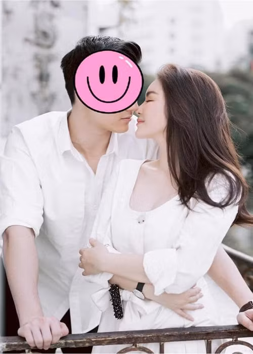 Một số đặt nghi vấn chàng trai tình tứ bên Lý Nhã Kỳ là người mẫu Mạc Trung Kiên. Về phần mình, nữ diễn viên phủ nhận nghi vấn này.