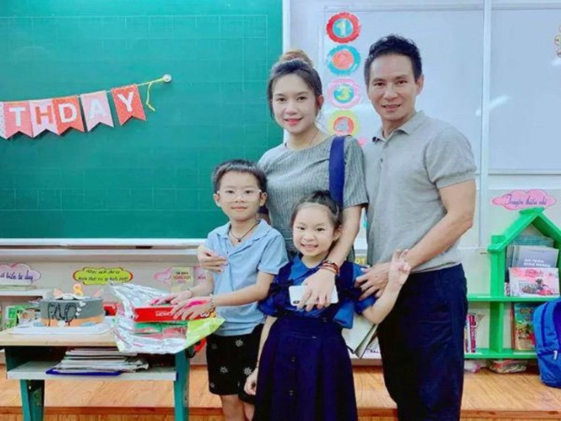 Minh Hà từng chia sẻ, vợ chồng cô cho các con học trường công lập với mức học phí chỉ 1 triệu đồng một tháng.