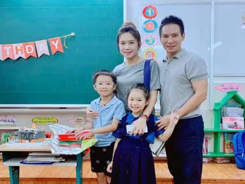 Minh Hà từng chia sẻ, vợ chồng cô cho các con học trường công lập với mức học phí chỉ 1 triệu đồng một tháng.