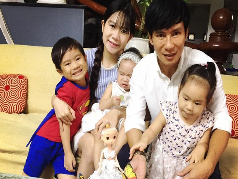 Dù gia đình có điều kiện nhưng vợ chồng Lý Hải vẫn tổ chức sinh nhật hết sức giản dị cho các con từ năm 2 tuổi trở đi. Bé Mio - con út của cặp đôi hay bé Cherry - con gái thứ hai của Lý Hải từng chỉ muốn chiếc bánh kem trong ngày sinh nhật để tiết kiệm tiền cho bố mẹ.