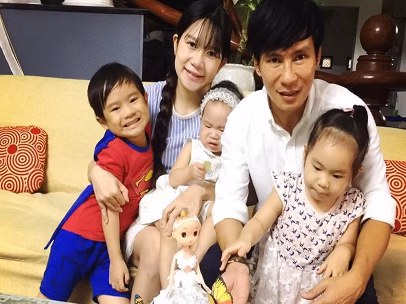 Dù gia đình có điều kiện nhưng vợ chồng Lý Hải vẫn tổ chức sinh nhật hết sức giản dị cho các con từ năm 2 tuổi trở đi. Bé Mio - con út của cặp đôi hay bé Cherry - con gái thứ hai của Lý Hải từng chỉ muốn chiếc bánh kem trong ngày sinh nhật để tiết kiệm tiền cho bố mẹ.