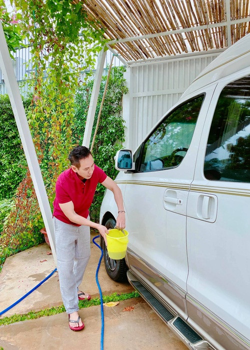 Nhiều lúc ra đường mà bình dân quá, nam đạo diễn phim “Lật mặt: 48h” khiến khán giả không nhận ra.