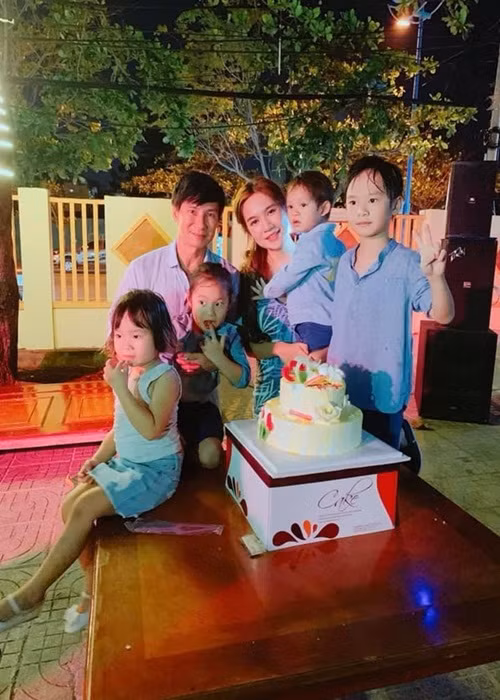 4 nhóc tì nhà Lý Hải thường đón tuổi mới tại nhà.