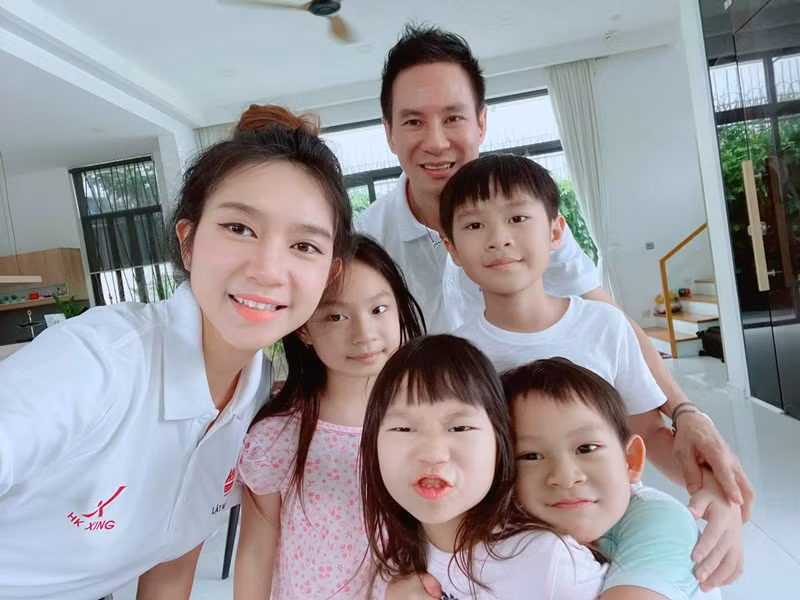  Bà xã của Lý Hải mua đồ bình dân hoặc tự thiết kế quần áo cho các con. Cô cho biết, cô thường săn hàng giảm giá mỗi dịp đi nước ngoài. Đôi lúc vợ chồng Lý Hải cho các con dùng đồ chơi, quần áo thay phiên nhau.