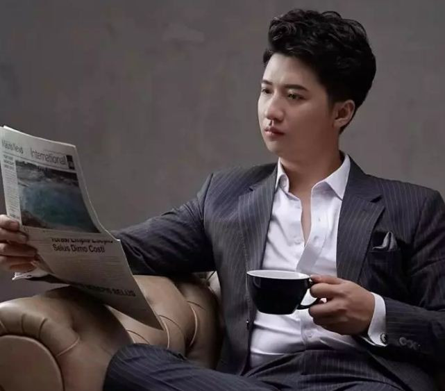 Nhưng không khó để nhận ra Trọng Hưng sử dụng ứng dụng "biến đổi khuôn mặt". Theo đó, với việc sử dụng công nghệ này, anh đã biến mình từ một trai trẻ phong độ thành ông lão già nua. Trào lưu nói trên từng làm mưa làm gió mạng xã hội năm 2019. Rất nhiều bạn trẻ đến các ngôi sao nổi tiếng đã hưởng ứng. Tuy nhiên, ứng dụng này cũng được cảnh báo tiềm ẩn nhiều rủi ro như có nguy cơ mất thông tin cá nhân khi sử dụng.