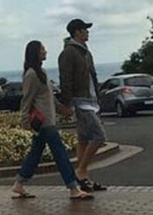 Kín tiếng, cặp đôi chị em không công khai hình ảnh hẹn hò. Những bức ảnh bên nhau của Kim Woo Bin - Shin Min Ah thường được chụp tình cờ bởi người hâm mộ.