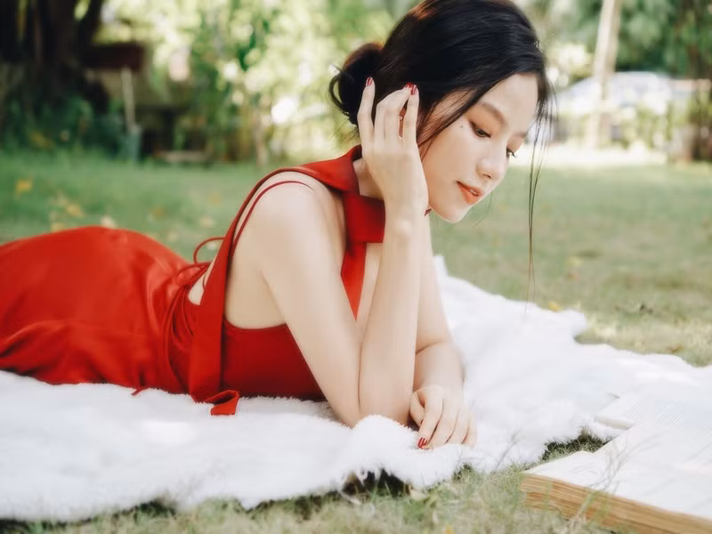 Hạ Anh tập trung đóng phim từ năm 2014.