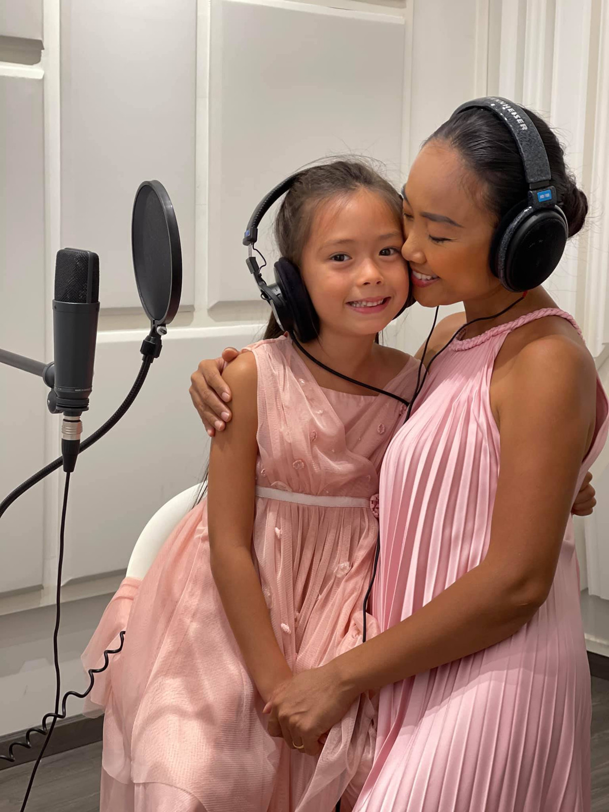 Con gái của Đoan Trang có năng khiếu âm nhạc. Đầu tháng 4 vừa qua, Đoan Trang giúp con gái phát hành ca khúc đầu tay "Em là bông hồng nhỏ" nhân dịp tưởng niệm ngày mất của cố nhạc sĩ Trịnh Công Sơn.